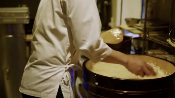 Japon Şefin Mutfağında Suşi Pilavı Hazırlarken Orta Statik Çekim — Stok video