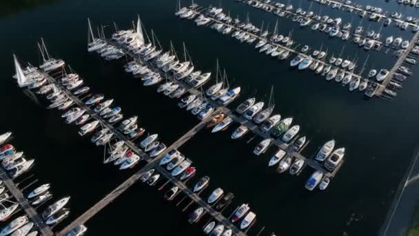 游艇和帆船停泊在挪威首都Bestumkilen湾游艇俱乐部的码头 挪威奥斯陆 — 图库视频影像