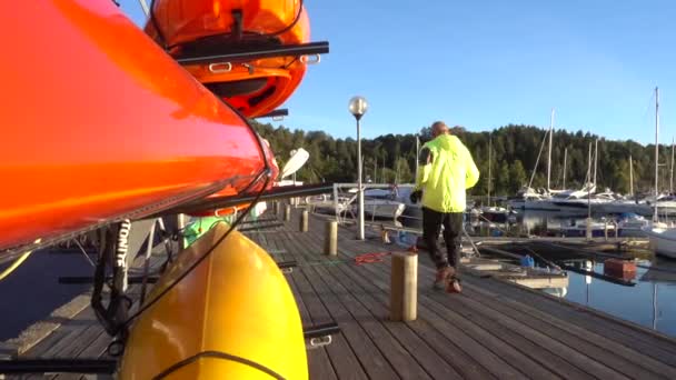 Homem Não Identificado Começa Correr Lentamente Cais Baía Bestumkilen Oslo — Vídeo de Stock
