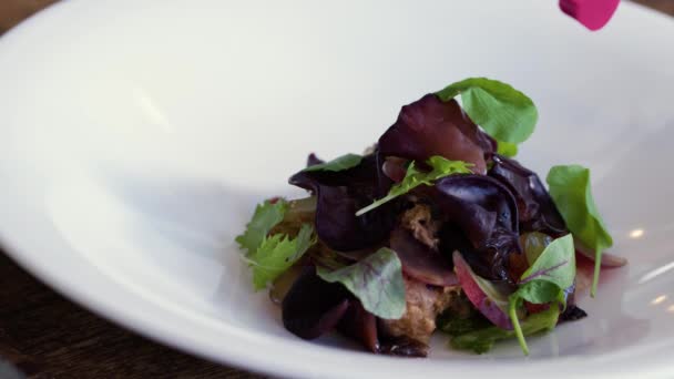 木の耳のキノコとブドウのサラダのプレート ビーガン料理のコンセプト クローズアップ — ストック動画