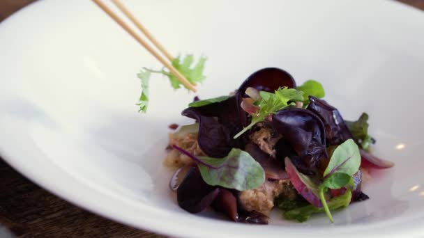 精致的木耳蘑菇筷子和红色葡萄沙拉的镀层 — 图库视频影像