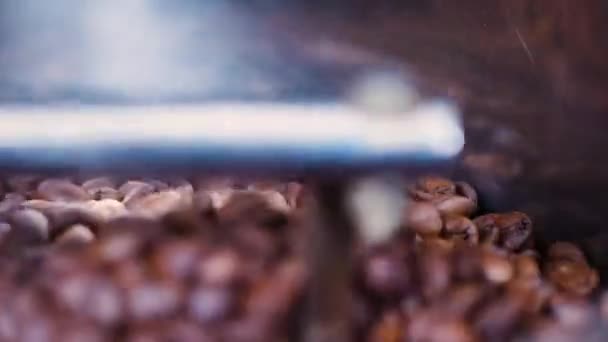 Kahve Makinesindeki Kahverengi Kahve Çekirdekleri Kavrulmak Için Bile Küreklerle Hareket — Stok video