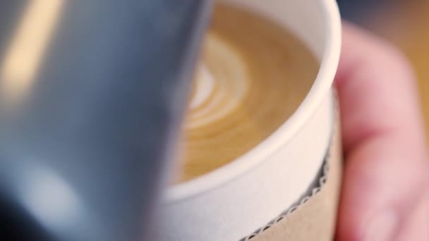 Barista Vierte Microespuma Una Taza Café Con Leche Para Llevar — Vídeos de Stock