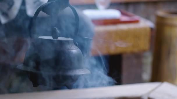 Tradycyjny Japoński Czajnik Wisi Nad Dymiącym Paleniska Gotować Ciepłą Wodą — Wideo stockowe