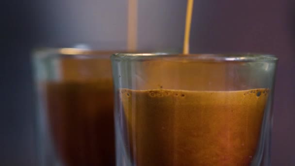 Espresso Doble Aromático Goteando Vasos Con Crema Espumosa Parte Superior — Vídeos de Stock