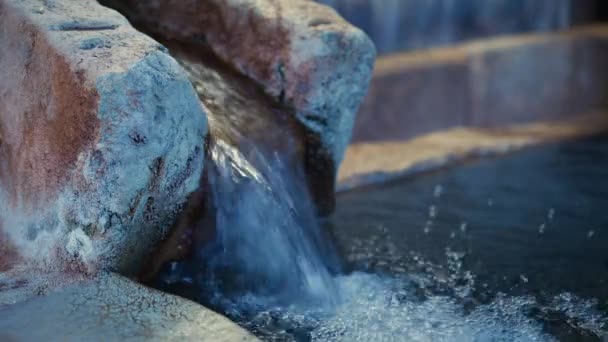 Природная Горячая Родниковая Вода Текущая Каменную Ванну Японском Онсене — стоковое видео