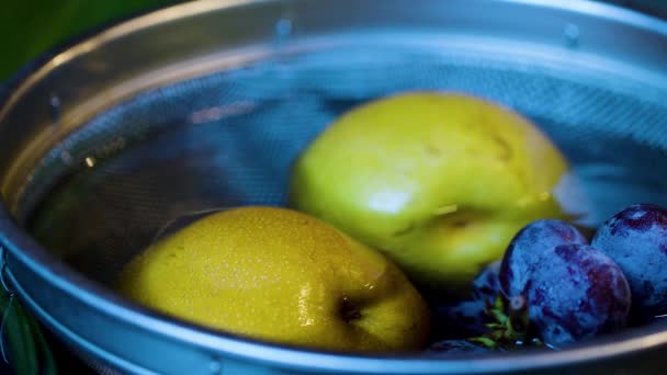 清らかな水の中で冷やされる梨やブドウ クローズアップ — ストック動画