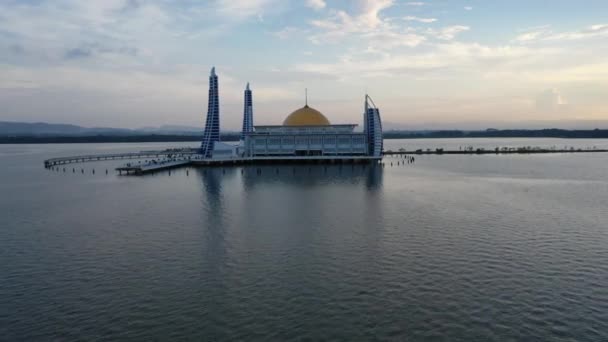 Alam浮动的大清真寺Kendari的美丽的空中景观 用4K解像度从无人侦察机上发射 — 图库视频影像