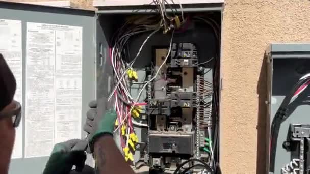 Electricista Trabajando Líneas Alimentación Caja Circuitos Después Instalación Paneles Solares — Vídeos de Stock