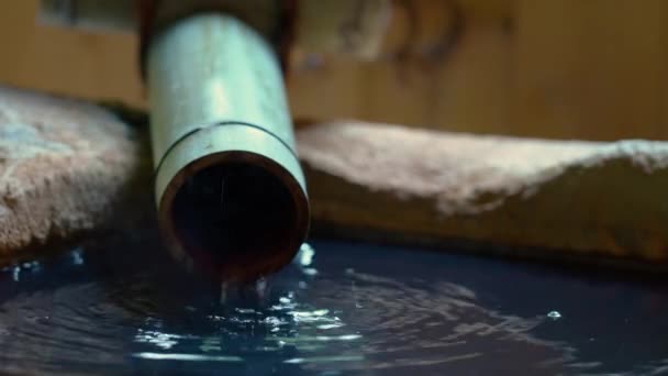 온천수 파이프에서 욕조로 흘러들어간다 — 비디오