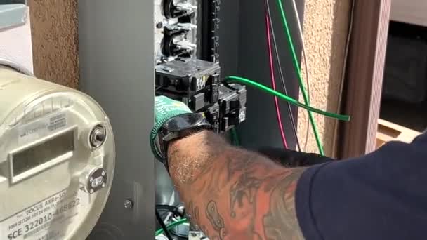 Electricista Trabajando Caja Alimentación Del Circuito Conectando Cables Durante Instalación — Vídeo de stock