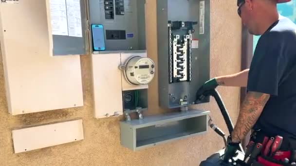 Instalador Usando Aspirador Para Limpar Poeira Sujeira Caixa Controle Painel — Vídeo de Stock