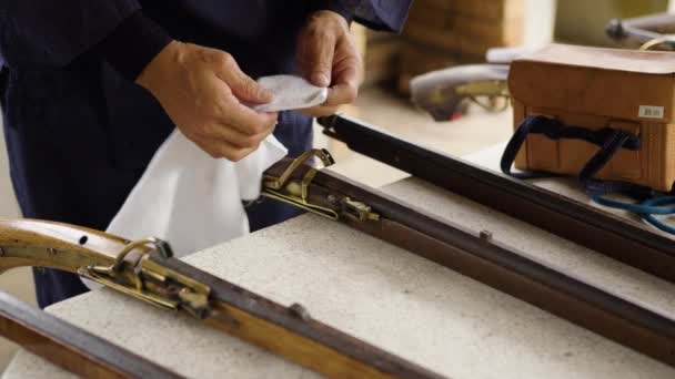 Mann Reinigt Arbeitende Repliken Antiker Zündholzschloßgewehre Kagoshima Japan — Stockvideo