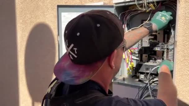 Électricien Installant Des Lignes Une Boîte Circuit Dans Une Maison — Video