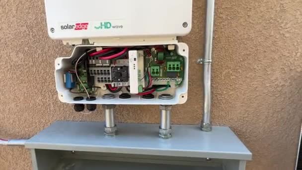Tracking Out Shot Van Solar Inverter Installatie Buiten Een Huis — Stockvideo