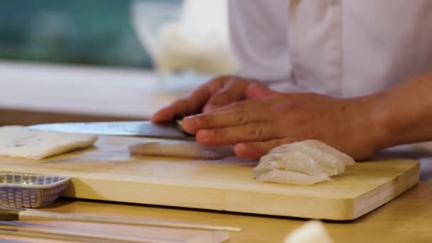 Sushi Koch Schneidet Sushi Restaurant Mit Scharfem Messer Rohen Weißfisch — Stockvideo