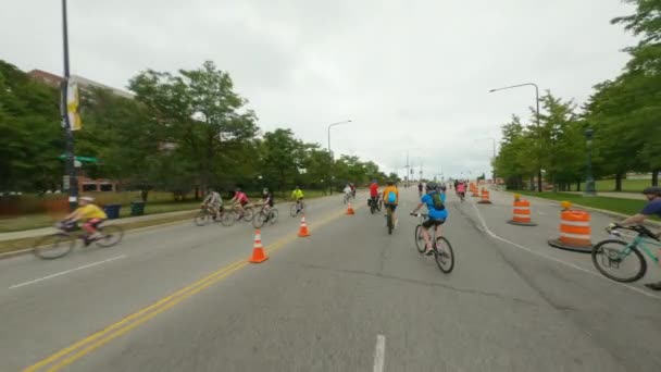 Σικάγο Ποδηλάτες Ιππασία Βόρεια Στην Dusable Lake Shore Drive Κατά — Αρχείο Βίντεο
