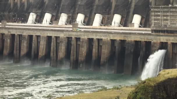 Itaipu Dam Spillway Gates Slow Motion Vattenkraftverk Och Vattenreservoar Vid — Stockvideo