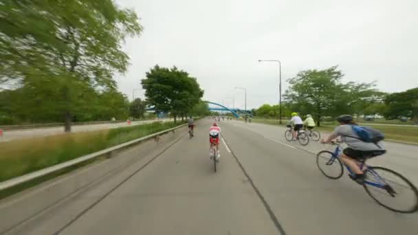Ciclistas Chicago Viajando Hacia Norte Dusable Lake Shore Drive Durante — Vídeo de stock