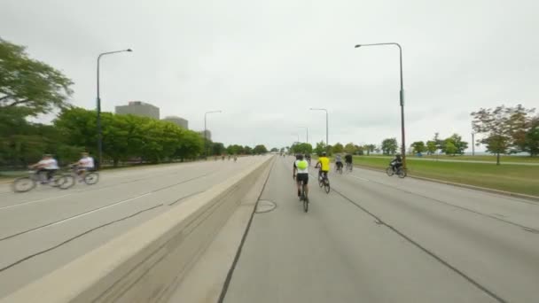 Чикаго Велосипедисти Їдуть Північ Dusable Lake Shore Drive Під Час — стокове відео