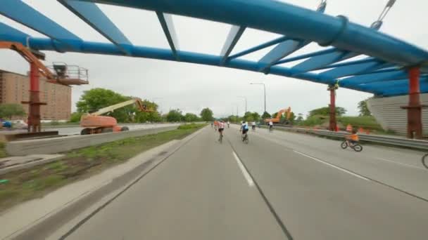 Σικάγο Ποδηλάτες Ιππασία Βόρεια Στην Dusable Lake Shore Drive Κατά — Αρχείο Βίντεο