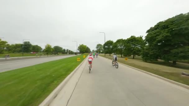 自転車の間にダブルレイクショアドライブに北行きに乗るシカゴのサイクリストドライブ2022赤いトライアスロントライアスロン選手のタイムトライアル自転車ランプ回り道を南側 — ストック動画
