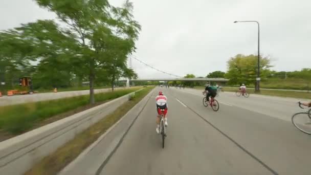 骑自行车北上Dusable Lake Shore Drive的芝加哥骑车人骑自行车参加2022年红色铁人三项全能运动员试骑自行车南侧行人天桥 — 图库视频影像