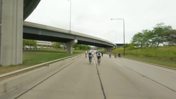 州間高速道路の下で自転車で2022の間にダブルレイクショアドライブに北行きに乗っているシカゴのサイクリスト — ストック動画