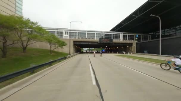 骑自行车北上Dusable Lake Shore Drive的芝加哥骑车人骑自行车在2022 Mccormick路的人行桥上 — 图库视频影像