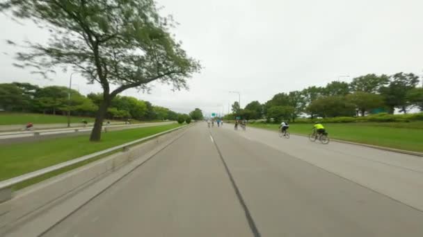 在2022号公路南侧桥上骑自行车向北行驶的芝加哥骑车人 — 图库视频影像