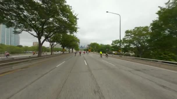 在2022年的南环自行车道上 芝加哥骑自行车骑车人在Dusable Lake Shore Drive北行 — 图库视频影像