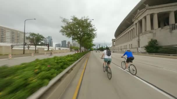 骑自行车北上Dusable Lake Shore Drive的芝加哥骑车人骑自行车在2022 Drive的士兵场地和博物馆校园 — 图库视频影像