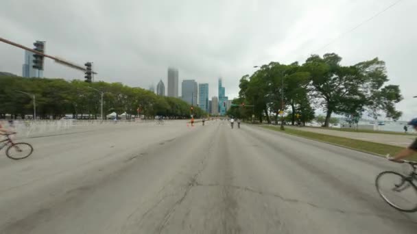 自転車の間にダブルレイクショアドライブに北行きに乗るシカゴのサイクリストドライブ2022ダウンタウンのループエリア — ストック動画