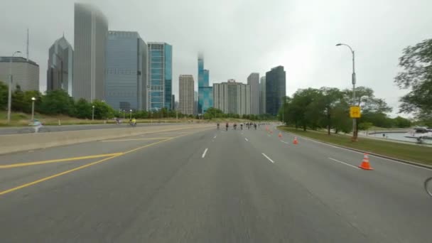 骑自行车北上Dusable Lake Shore Drive的芝加哥骑车人骑自行车在2022 Drive的市中心天际线上 — 图库视频影像