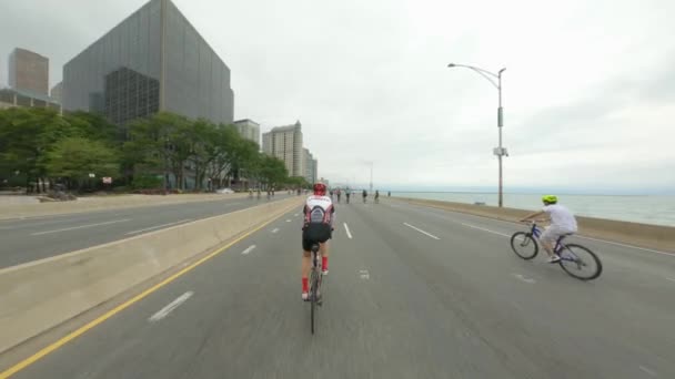 Chicago Bisikletçileri Dusable Lake Shore Drive Kuzeye Doğru Gidiyorlar Arka — Stok video