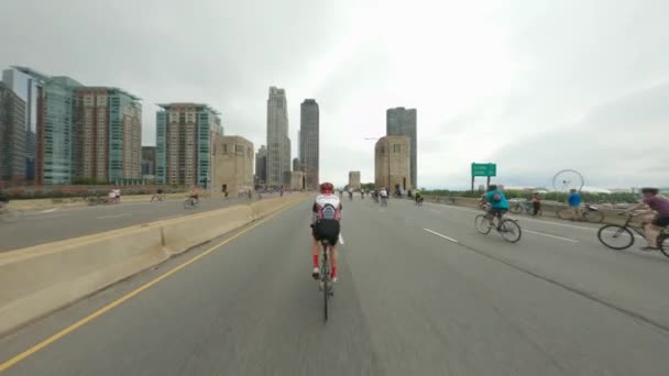 骑自行车在2022年车道北侧天际线摩天轮海军码头行驶期间 芝加哥骑自行车向北行驶在Dusable湖海滨大道上 — 图库视频影像