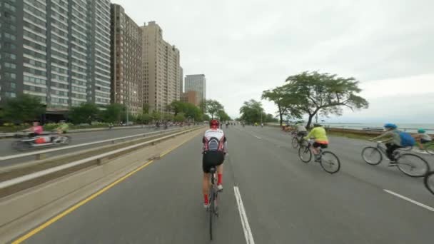 Chicago Bisikletçileri Dusable Gölü Sahil Yolu Nda Kuzeye Doğru Gidiyorlar — Stok video