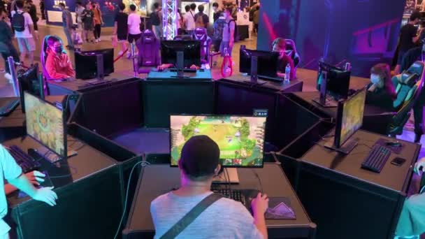 Čínští Návštěvníci Hráči Viděli Hrát Online Počítačové Videohry Jako Herní — Stock video