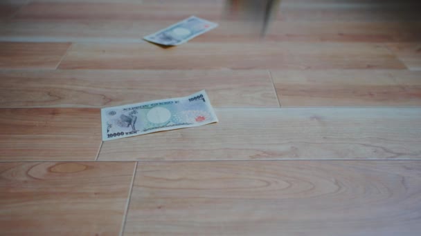 Schuss Einiger Banknoten Japanischer Währung Fällt Auf Einen Holzboden — Stockvideo