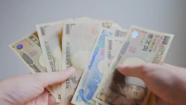 Een Opname Van Iemands Handen Die Japanse Bankbiljetten Vasthouden Tellen — Stockvideo