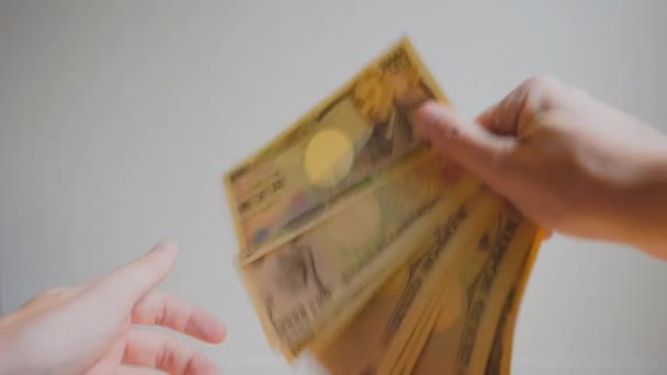 Выстрел Чьих Рук Держащих Банкноты Японской Валюте Пересчитывающих Белой Среде — стоковое видео
