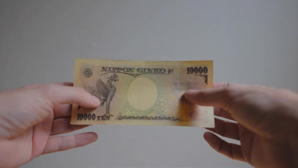 Выстрел Чьих Рук Держащих Одну Банкноту Японской Валюте Белой Среде — стоковое видео