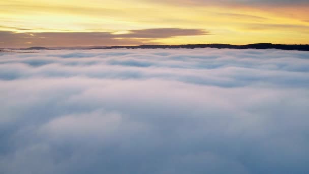ドイツ レスタル渓谷 日の出の秋に雲の上の田園風景の上の飛行のドローンショット — ストック動画