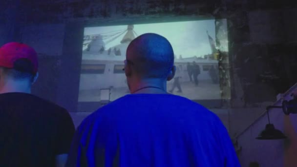 Imágenes Cámara Lenta Cinematic Personas Mirando Video Proyectado Una Pared — Vídeo de stock