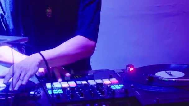Yavaş Çekimde Bir Bir Kulüp Barındaki Büyük Bir Partide Düğmelere — Stok video