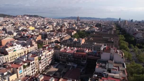 스페인 바르셀로나의 Aerial View Downtown Buildings Sagrada Familia Background Drone — 비디오
