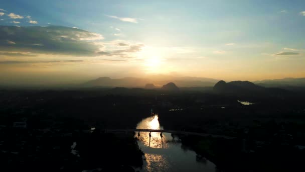 美しい日没の間に山に面したタイのチェンライ市を飛行する無人機の4Kシネマティックな自然空撮 — ストック動画