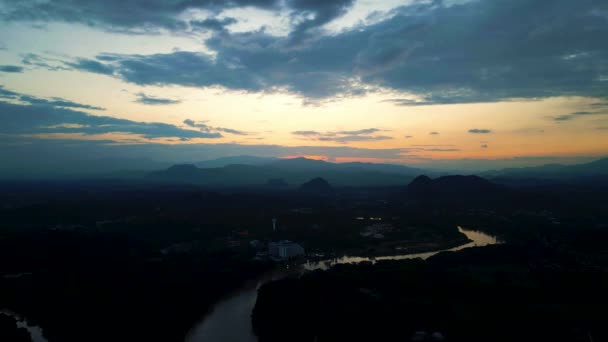Imágenes Aéreas Naturaleza Cinematográfica Dron Volando Sobre Ciudad Chiang Rai — Vídeo de stock