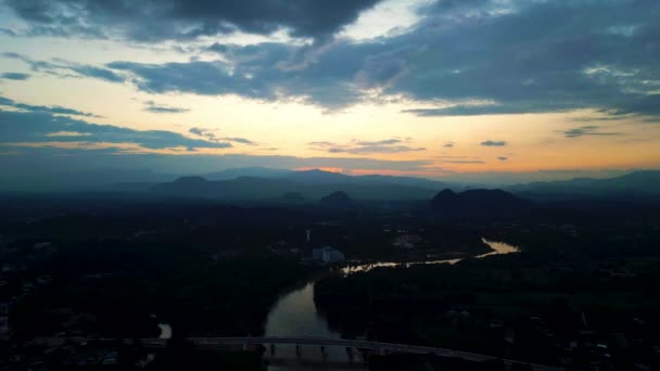 在美丽的落日下 一架无人驾驶飞机飞越泰国清莱市 与群山相对照 这是在电影中拍摄的 — 图库视频影像