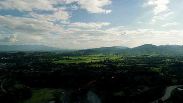 美しい晴れた日に山に面したタイとラオスの国境のメコン川を飛行するドローンの4Kシネマティックな自然空撮 — ストック動画